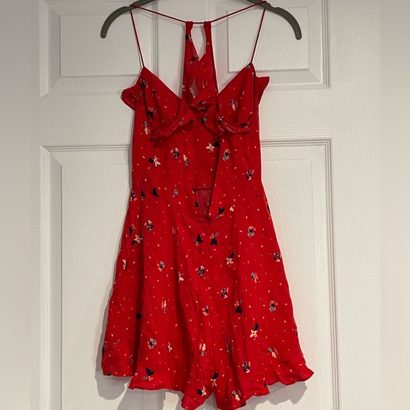 Kimchi blue red floral romper with ruffles and cutout back detail size 6 - Picture 6 of 11